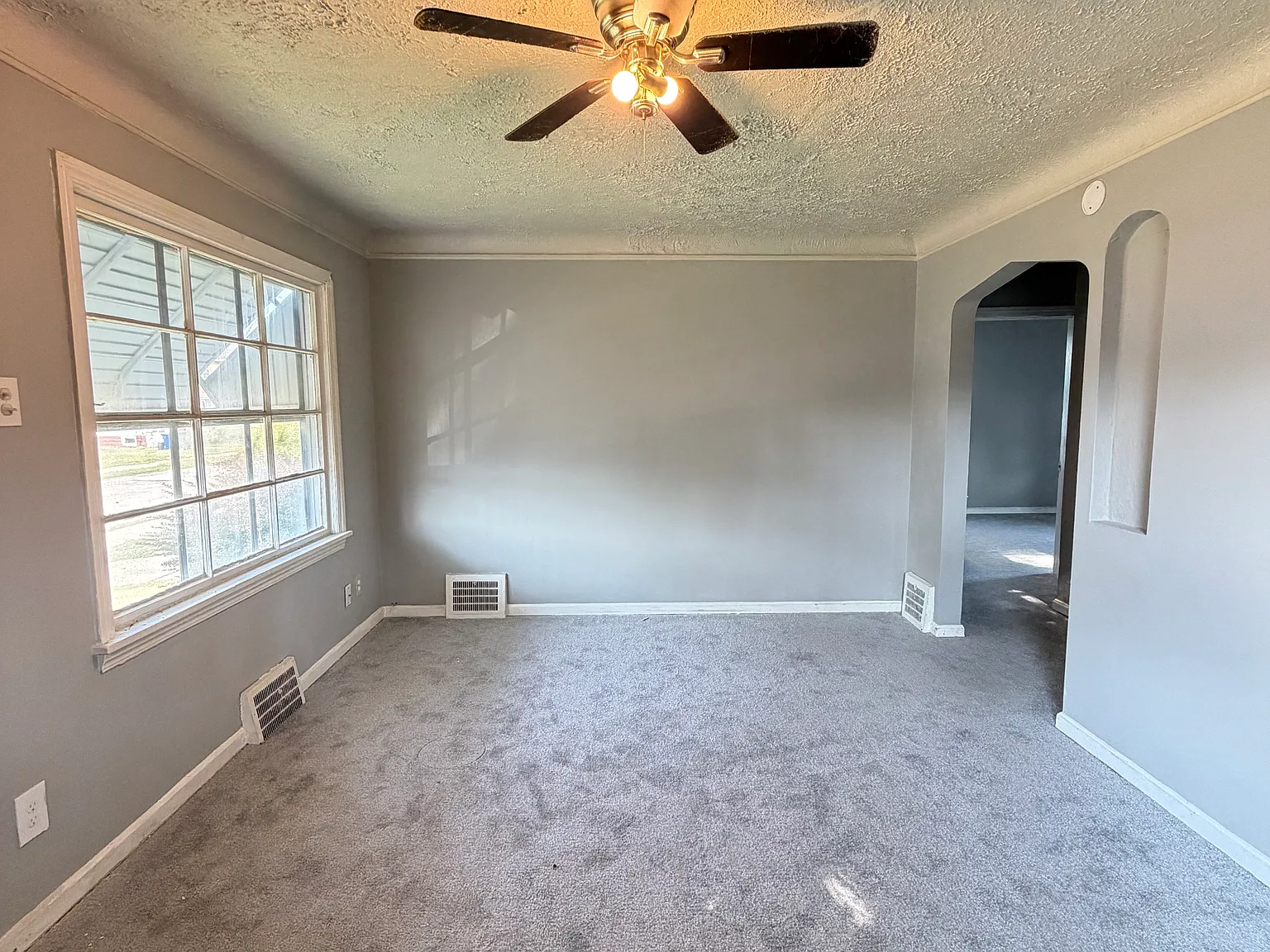 3 bed, $1,300 — Photo 2