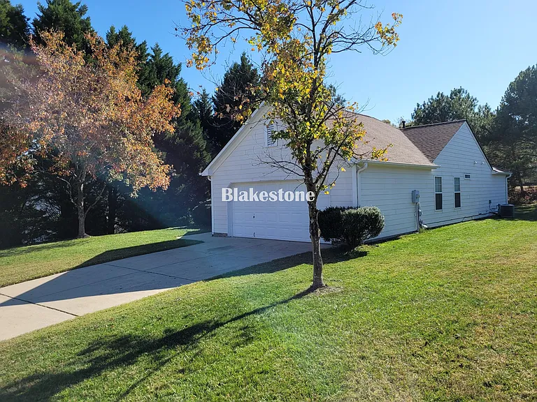111 Lake Valley Ln — Photo 3
