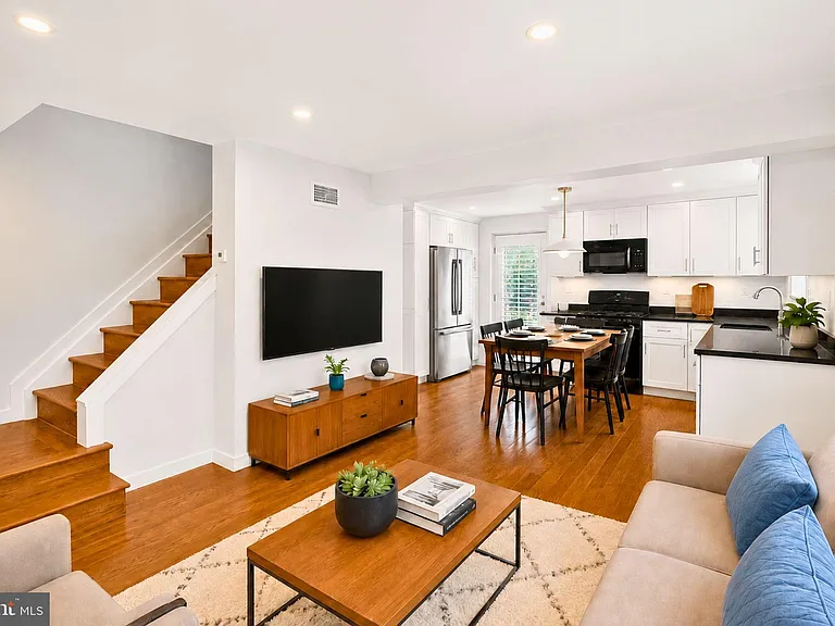 2218 Farrington Ave — Photo 9