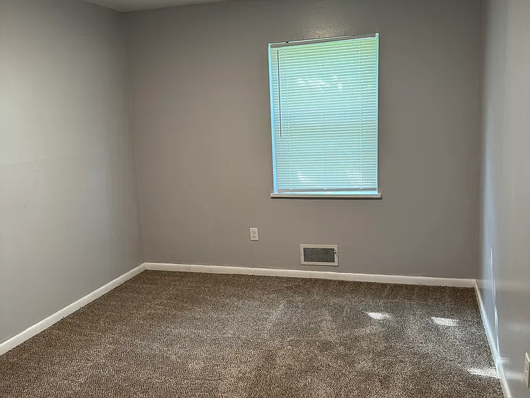 906 Locust Dr — Photo 15