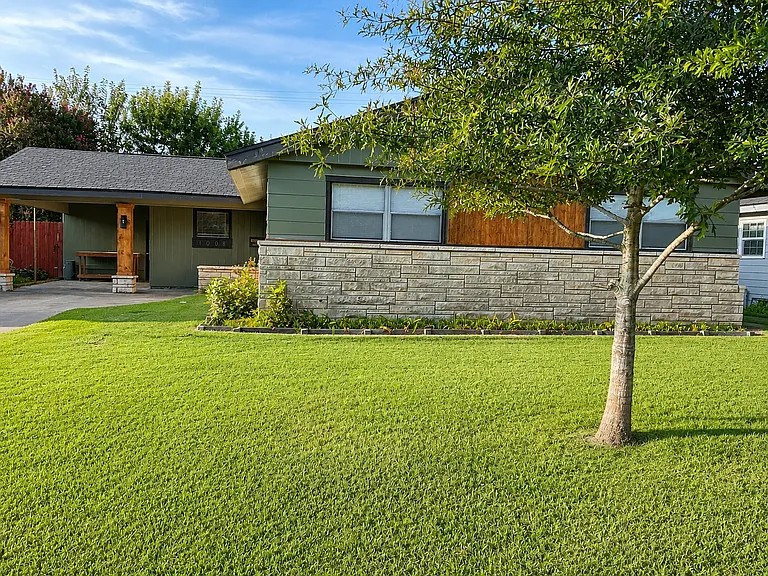 1008 Wright Blvd — Photo 1
