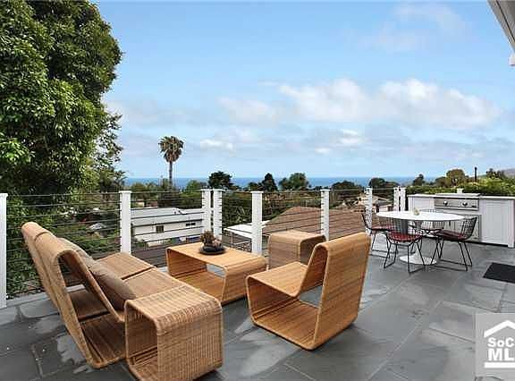 deck w/ built-in barbecue