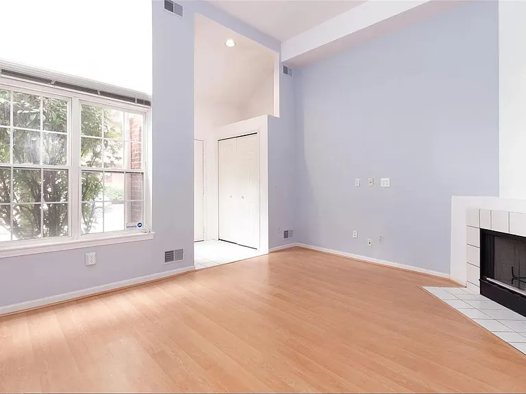 160 Allenhurst Ave — Photo 4