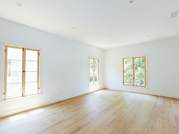 3rd image of 428 N Orange Grove Ave #202