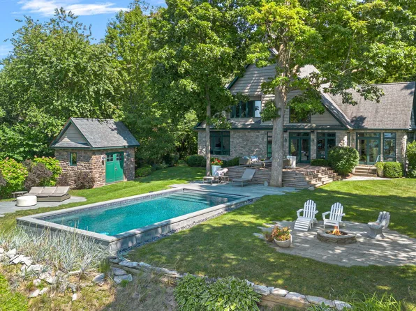 16208 Lakeview Ave, Union Pier, MI 49129