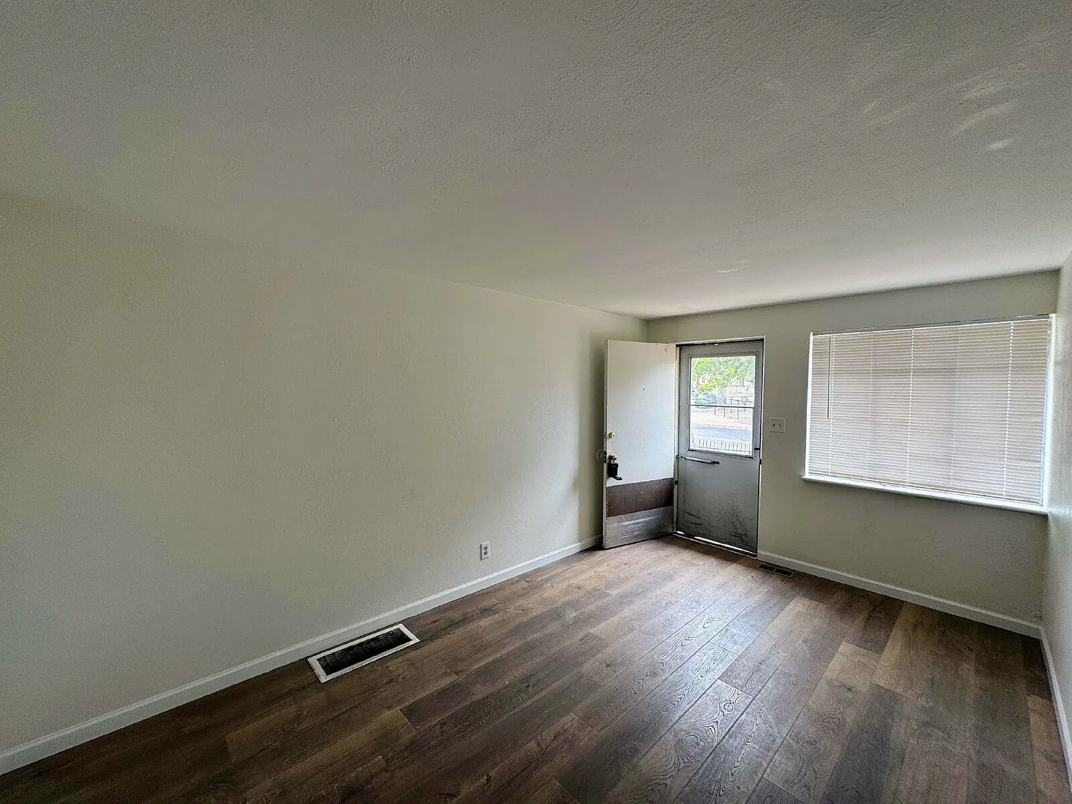 1 bed, 1.0 bath, 450 sqft, $995 — Photo 3