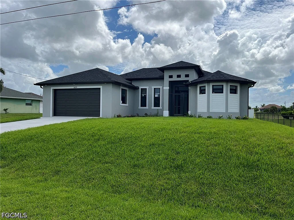 3 bed, 2.0 bath, 1833 sqft, $2,100 — Photo 1