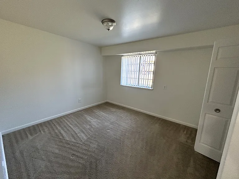 Windsor Place Apartments — Photo 33