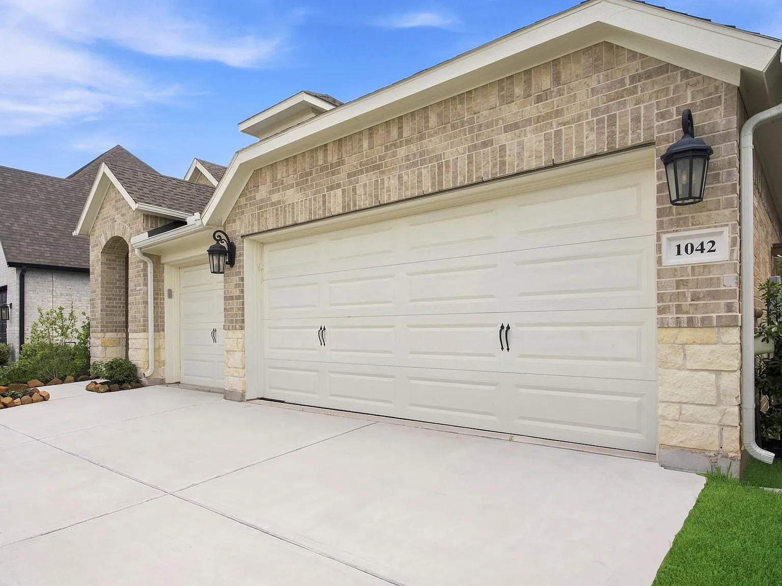 3 bed, 2.5 bath, 2294 sqft, $3,200 — Photo 2