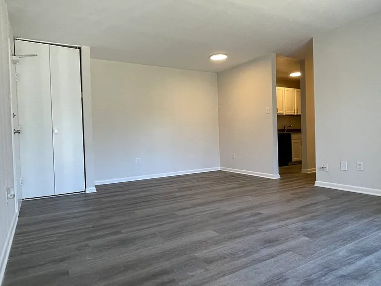 Blue Ridge Crossing Apartments & Townhomes — Photo 9