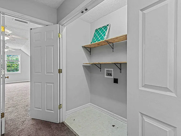 209 Lansing Ct — Photo 37