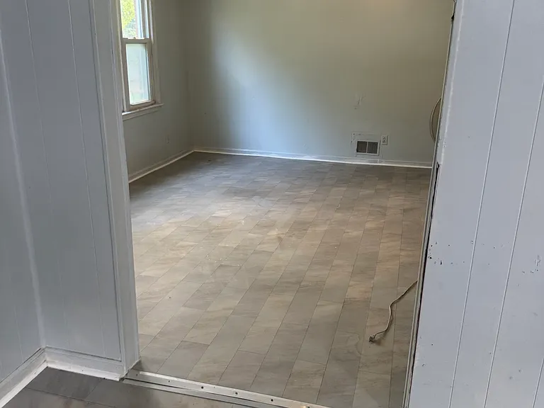 122 Kings Rd — Photo 2