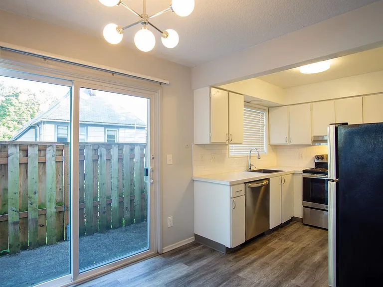 Off SE Belmont: Mid-Century 2Bdr w/Patio & Parking! — Photo 3