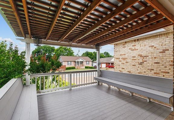 4th image of 704 Shandale Dr