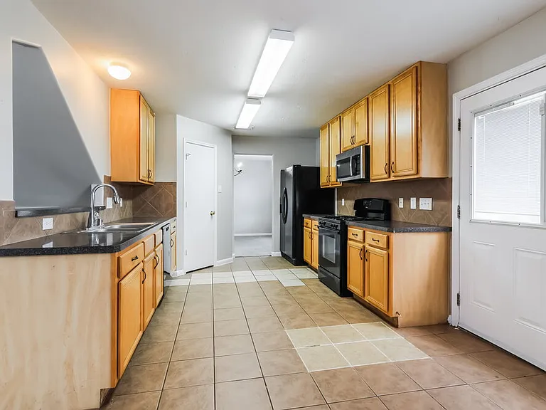 25306 Barmby Dr — Photo 9