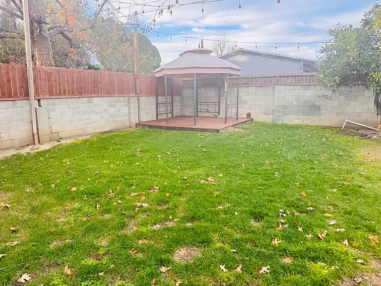 18657 Runnymede St — Photo 13