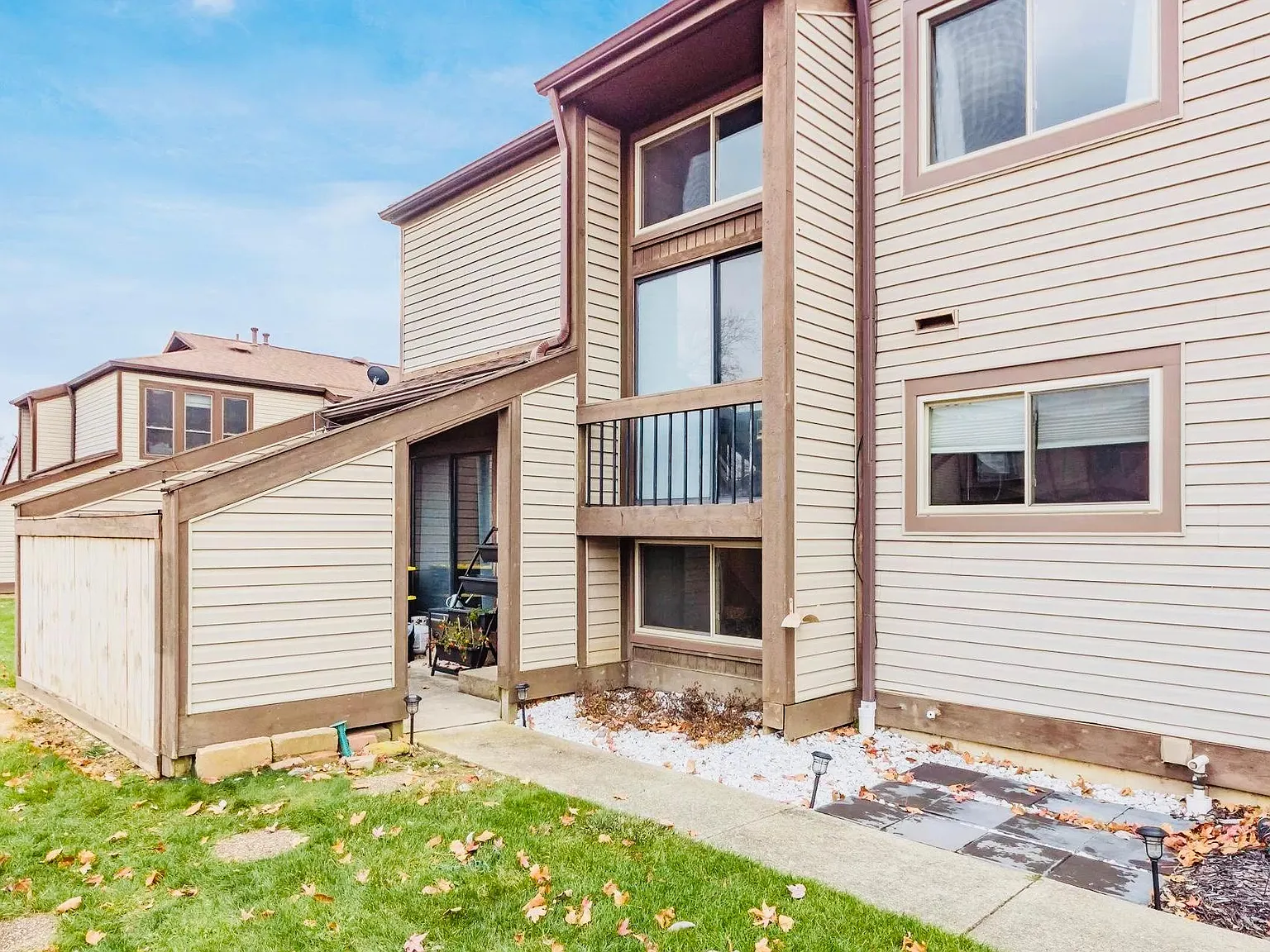 2 bed, 1.5 bath, 1250 sqft, $1,700 — Photo 2