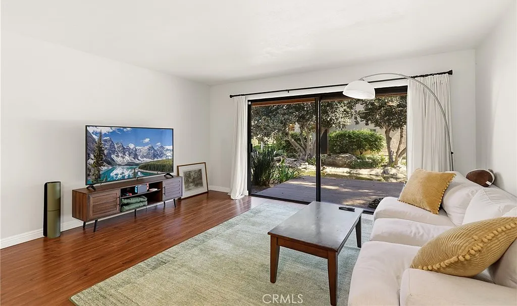 2 bed, 868 sqft, $2,850 — Photo 2