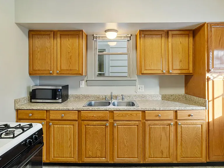 504 Montana Ave — Photo 2