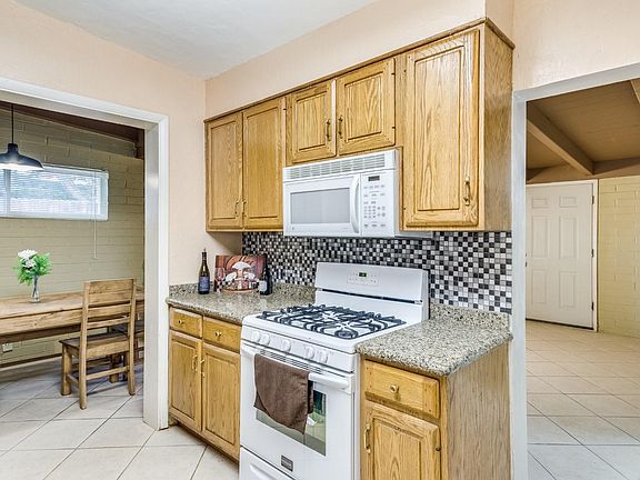 3rd image of 2932 E Beverly Dr