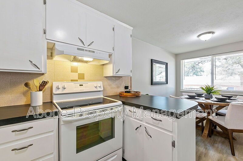 1st image of 466 W 10th St