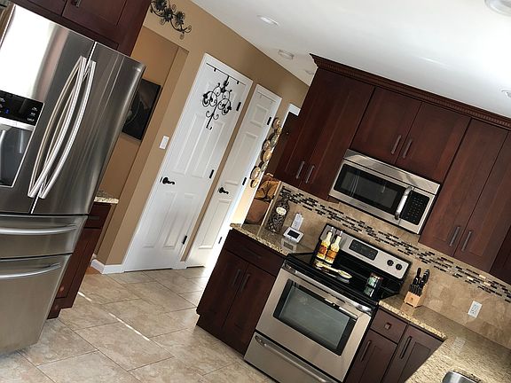 5th image of 14 Colonial Dr