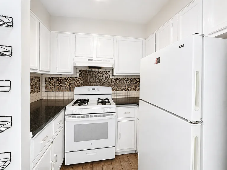 11-46 Welling Ct #3R — Photo 1