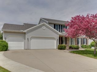 2816 Greenfield Rd, Bloomington, IL 61704