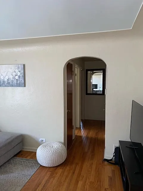 2 bed, 900 sqft, $2,475 — Photo 3