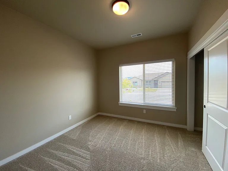 909 Durham Ave — Photo 11