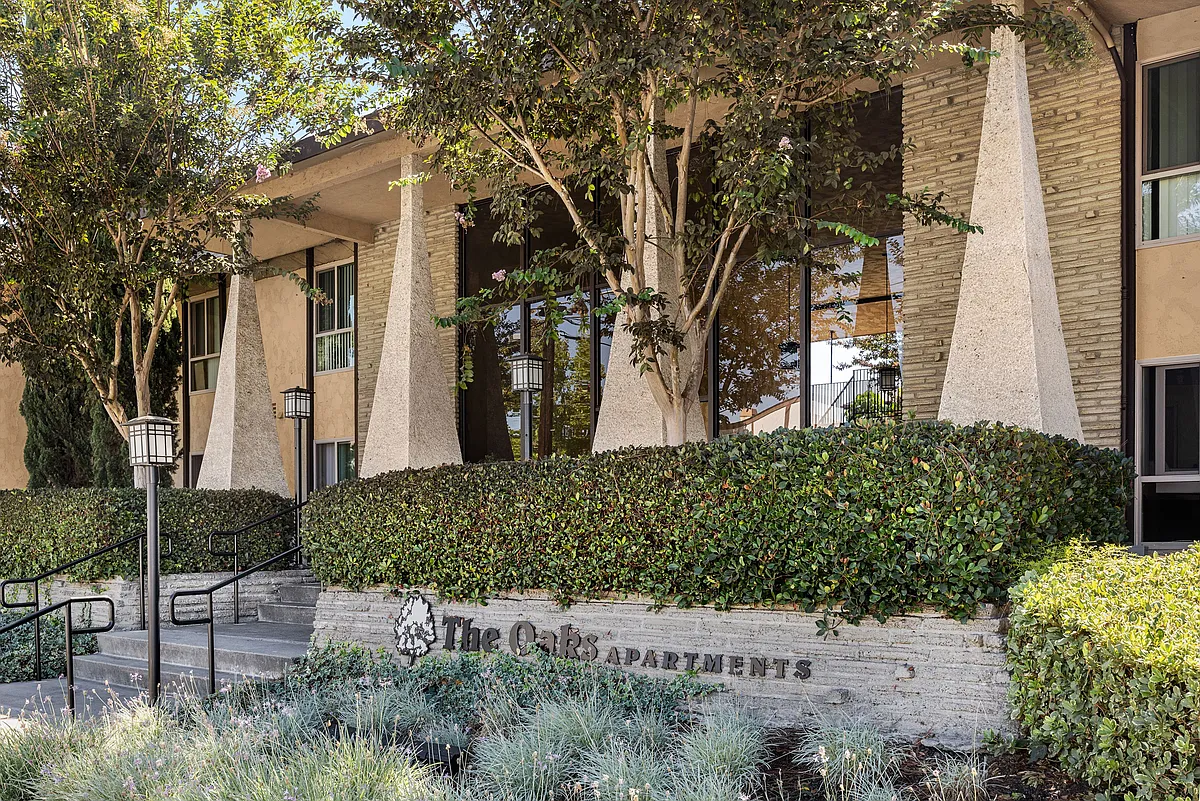 Building Photo - The Oaks Apartments