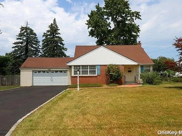1 Sioux Pl, Huntington Station, NY 11746
