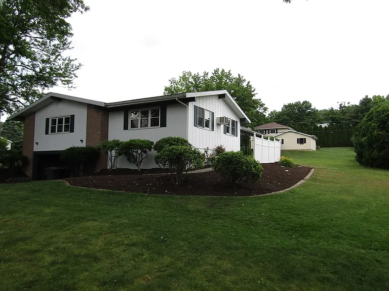 1820 Shiffler Ave — Photo 4