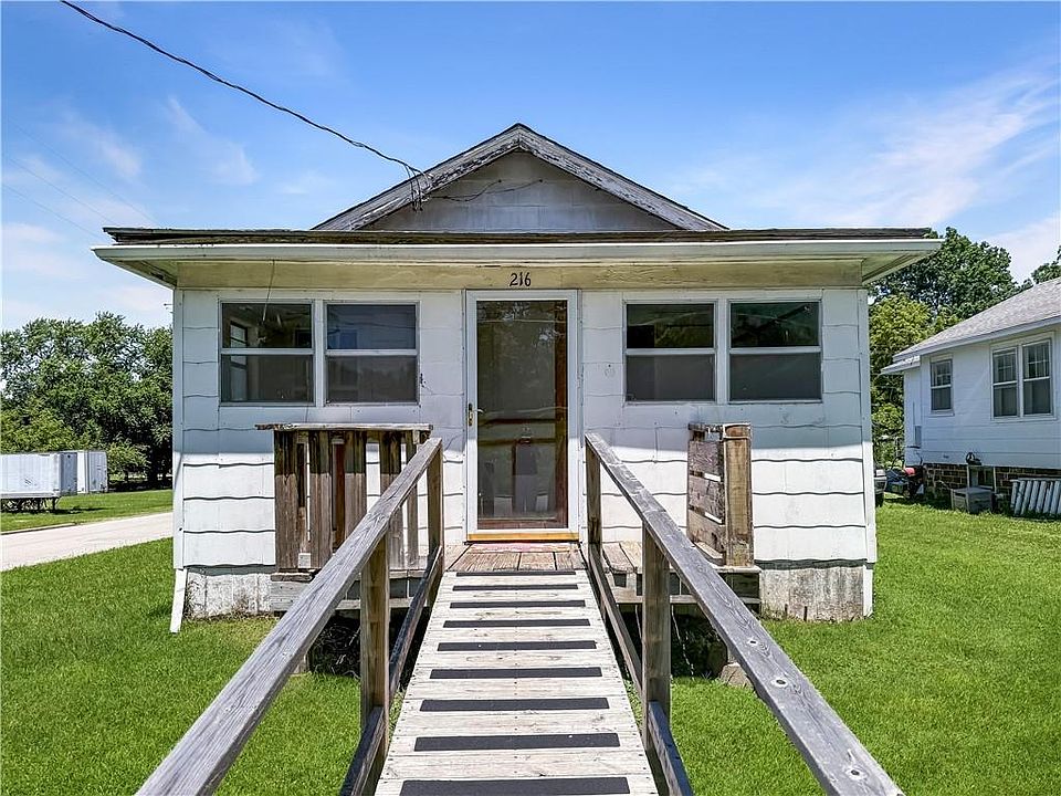 1st image of 216 W 22nd St