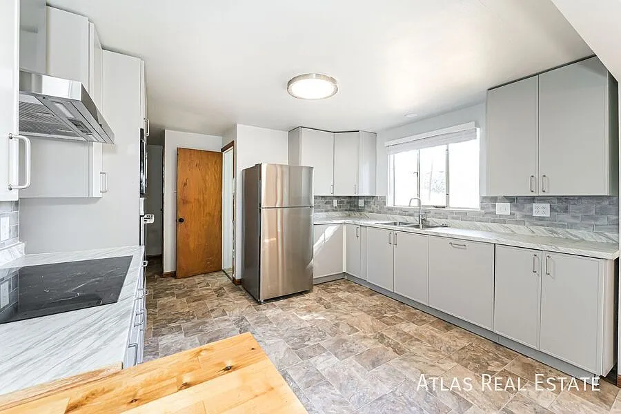 Spacious 3 Bed / 2 Bath Home in Prime Lakewood Location 3,300 Sq Ft! New kitchen, Attached Garage! — Photo 3