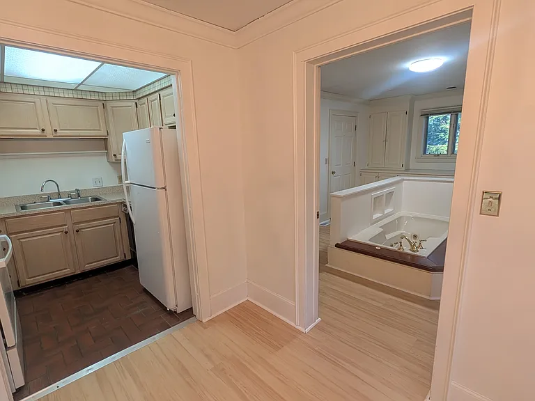 139 N Main St — Photo 10
