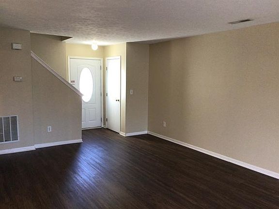 4th image of 226 Hartford Ct