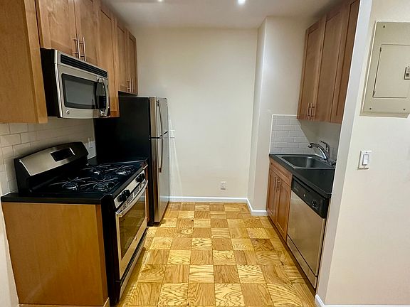 4th image of 555 E 78th St #6EE