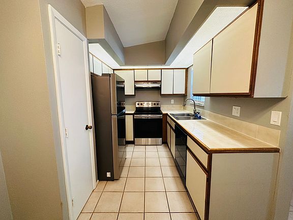 4th image of 1727 Hampton Ln