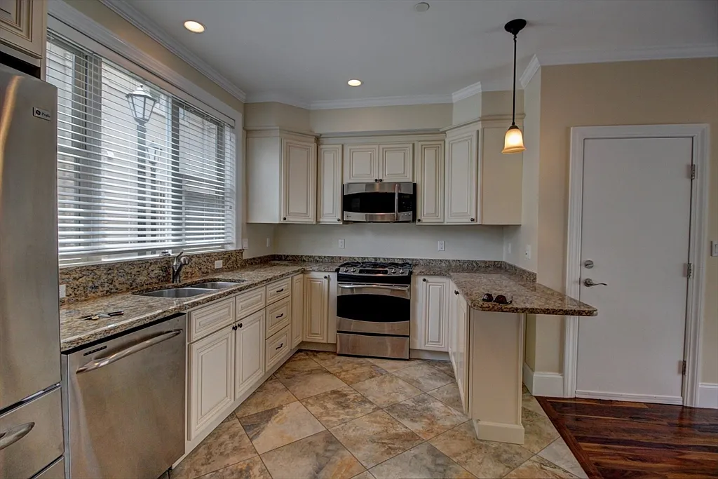 4 bed, 3.5 bath, 2489 sqft, $5,400 — Photo 2