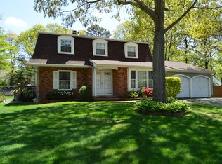 4 Faculty Ct, Farmingville, NY 11738