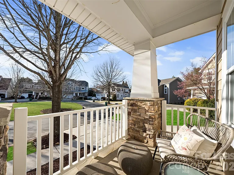 18047 Northport Dr — Photo 2