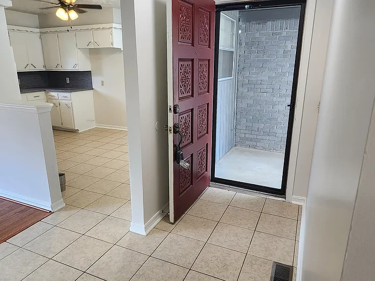 1117 Williams Ct — Photo 3