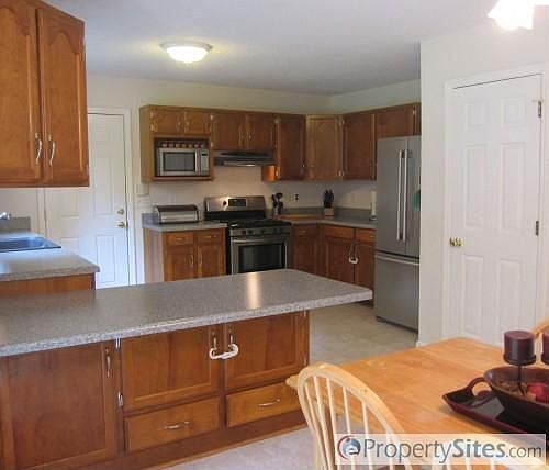 4th image of 1052 Everett Dr