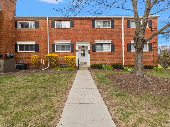 636 E Fox Hills Dr, Bloomfield Hills, MI 48304