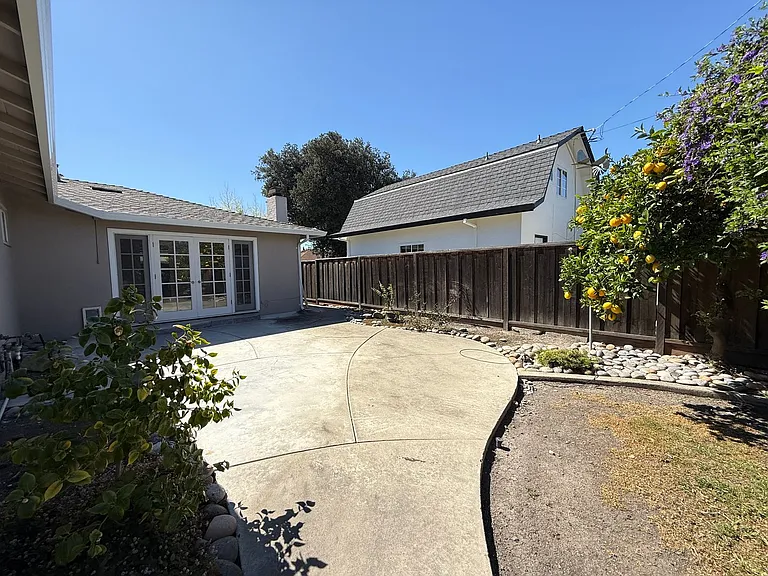 2360 Fordham Dr — Photo 24