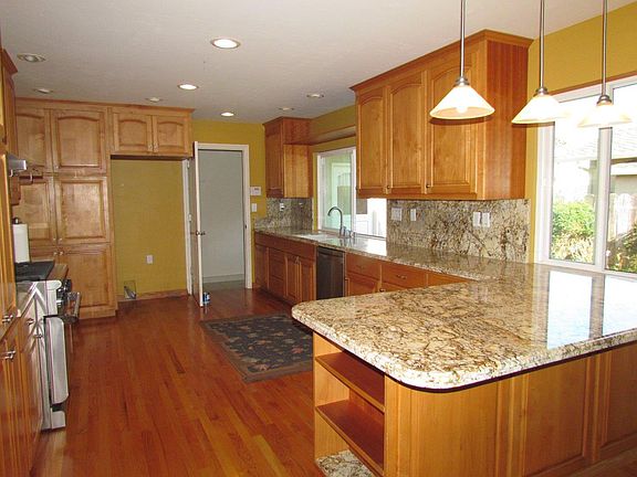 3rd image of 880 Lake Village Dr