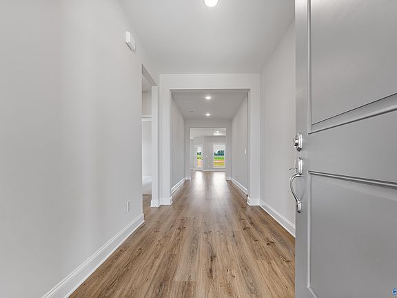 3rd image of 102 Goodwood Ln