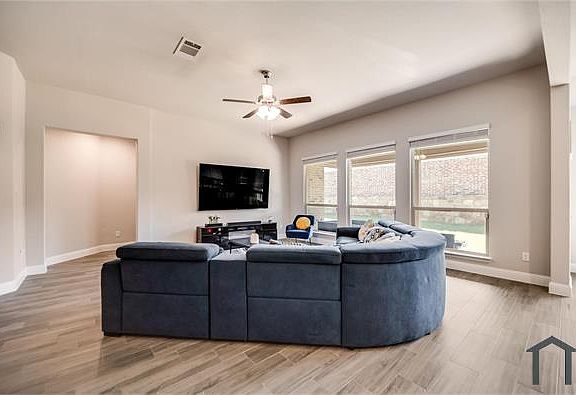 4th image of 815 Virginia Dr