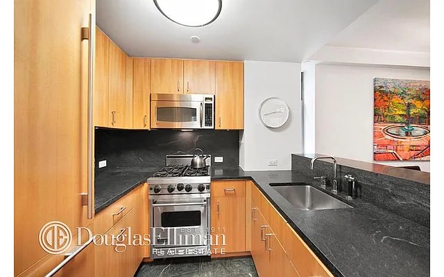 Rented by Douglas Elliman | media 16